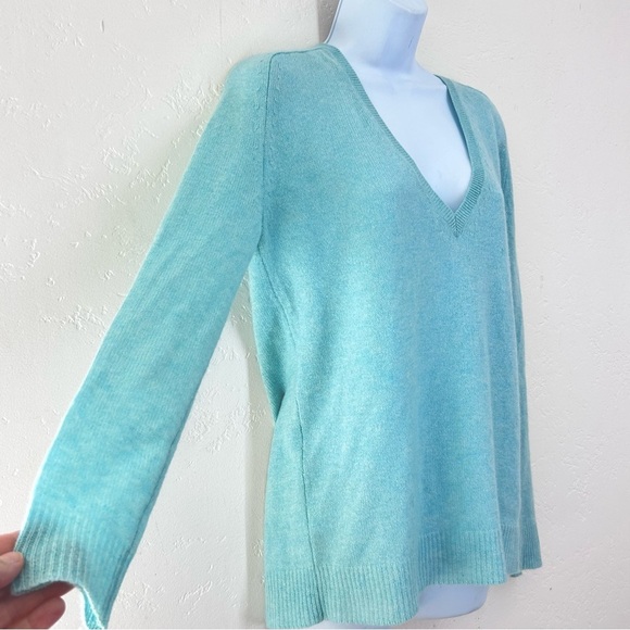 Theory Women’s Adriana 100% Cashmere V-Neck Sweater Size PT Aqua lightweight - Picture 4 of 12
